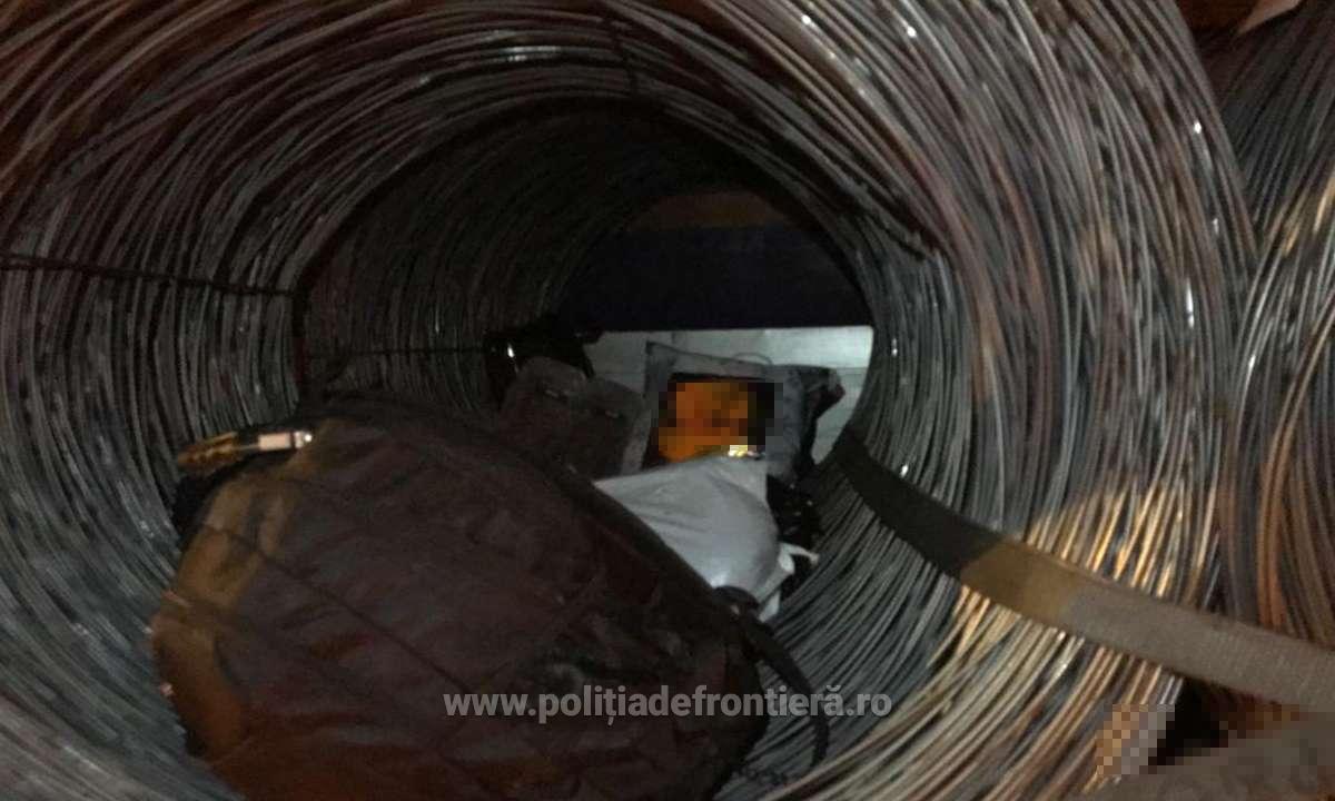 Șase cetățeni afgani și un iranian ascunși în comportimentul marfă al unui autocamion