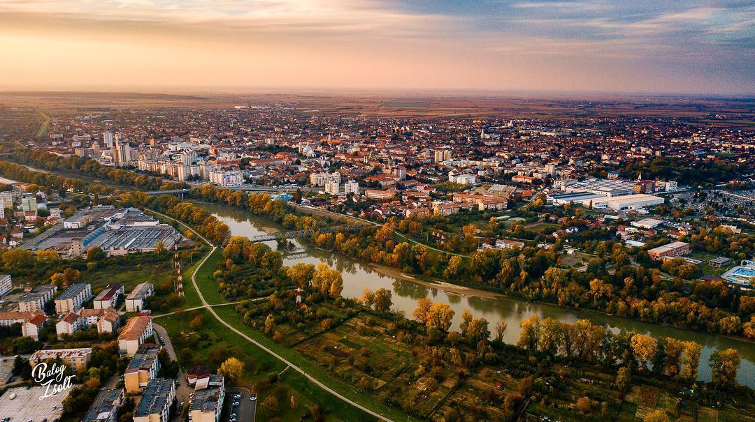 Are nume de sat, dar e reședință de județ