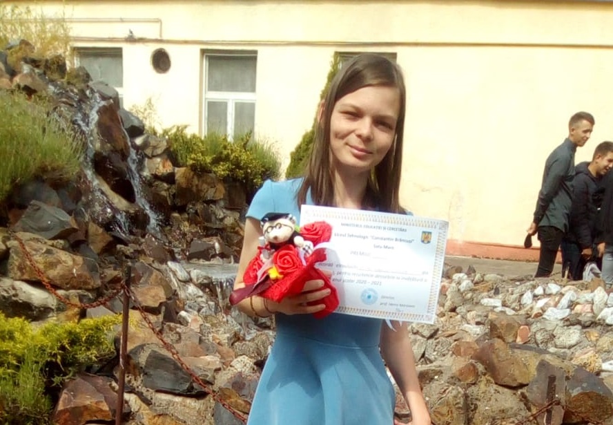 Elevă crescută la o casă de copii, desemnată șefă de promoție la un liceu din jude