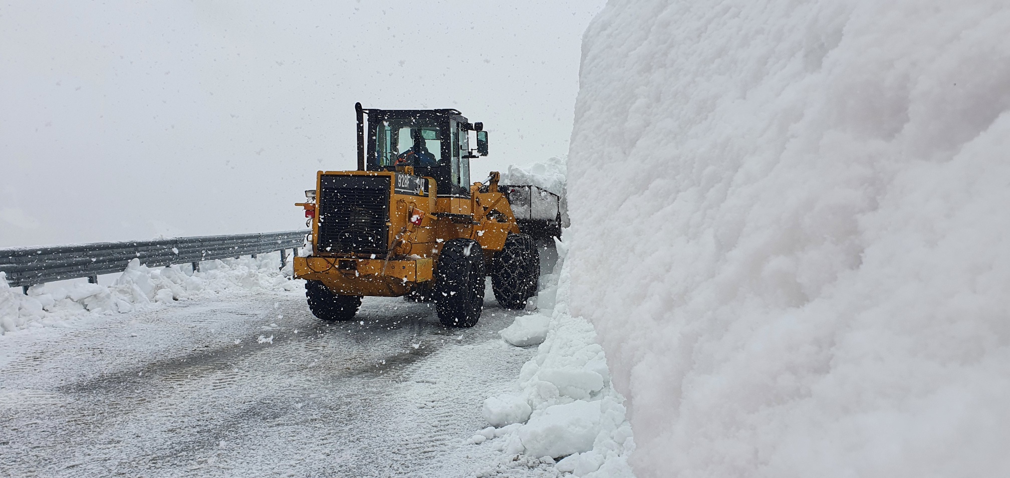 A nins pe Transalpina!!! În unele locuri, stratul de zăpada depașește patru metri