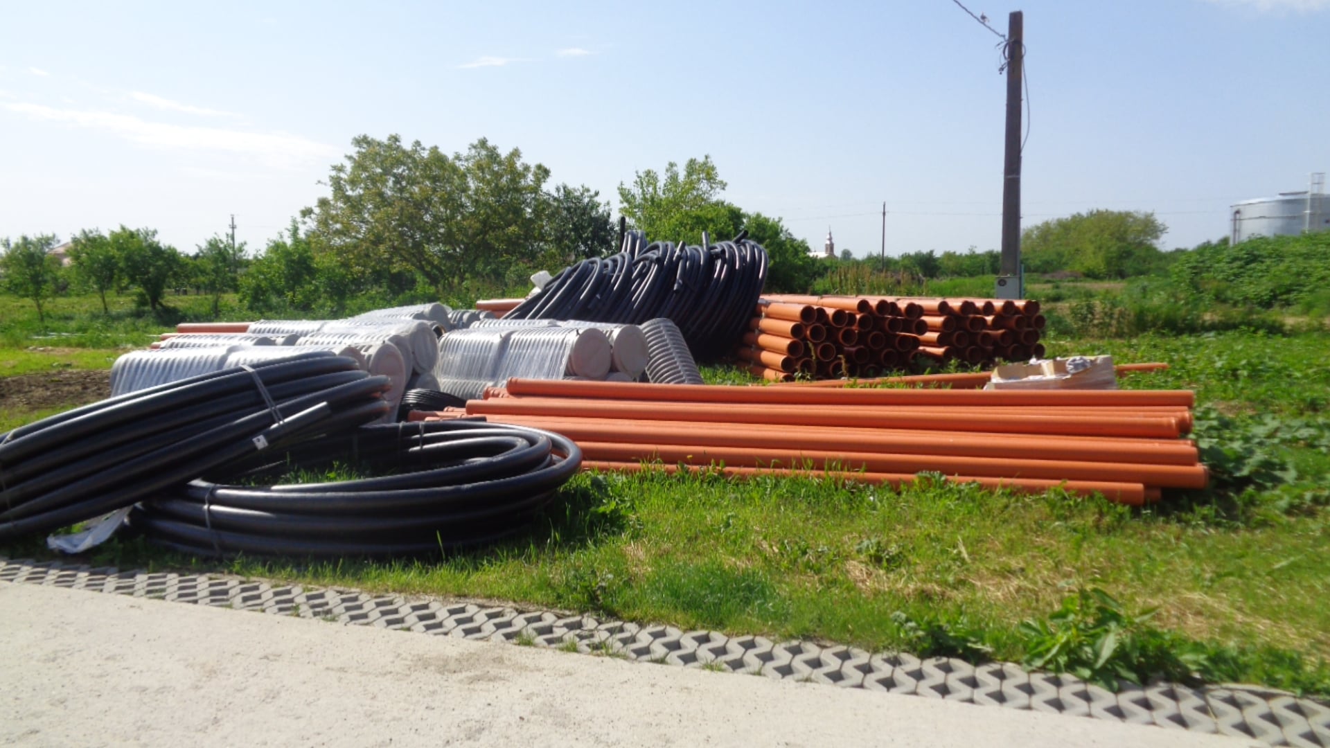 Lucrări la rețelele de apă și canalizare în Oar, comuna Vetiș