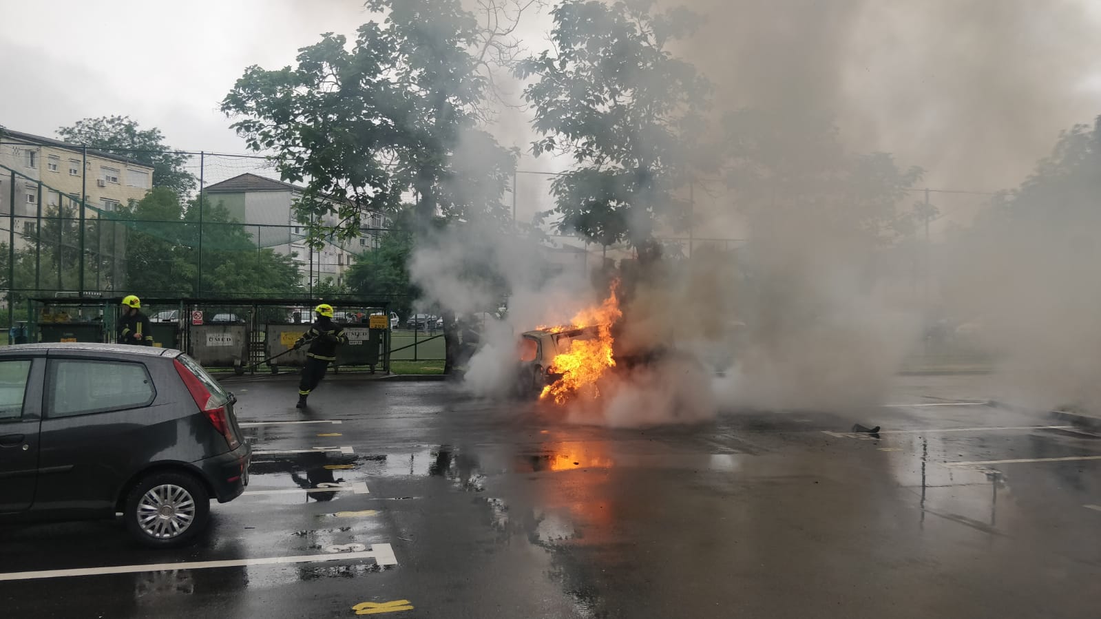 Autoturism în flăcări