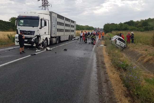 Accident mortal între Carei și Oradea. O șoferiță a intrat într-un TIR