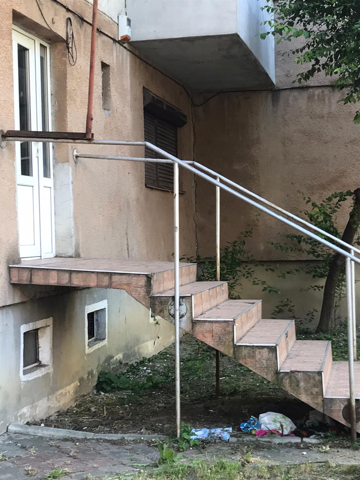 Gunoiul de sub preș