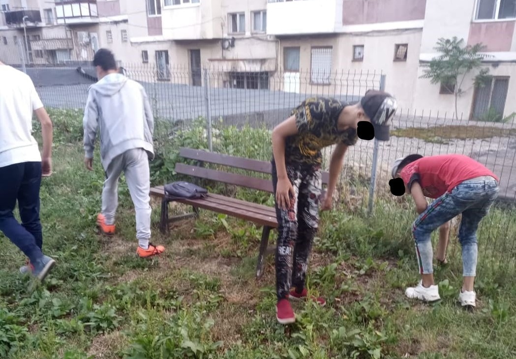FOTOGALERIE. Minori prinși fumând pe terenul de joacă pentru copii la Tășnad. Poliția locală i-a pus să facă curat