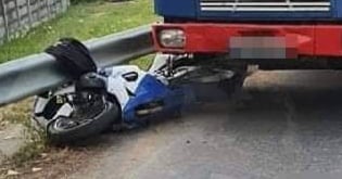 Accident rutier în Tășnad, între o motocicletă și un autocamion