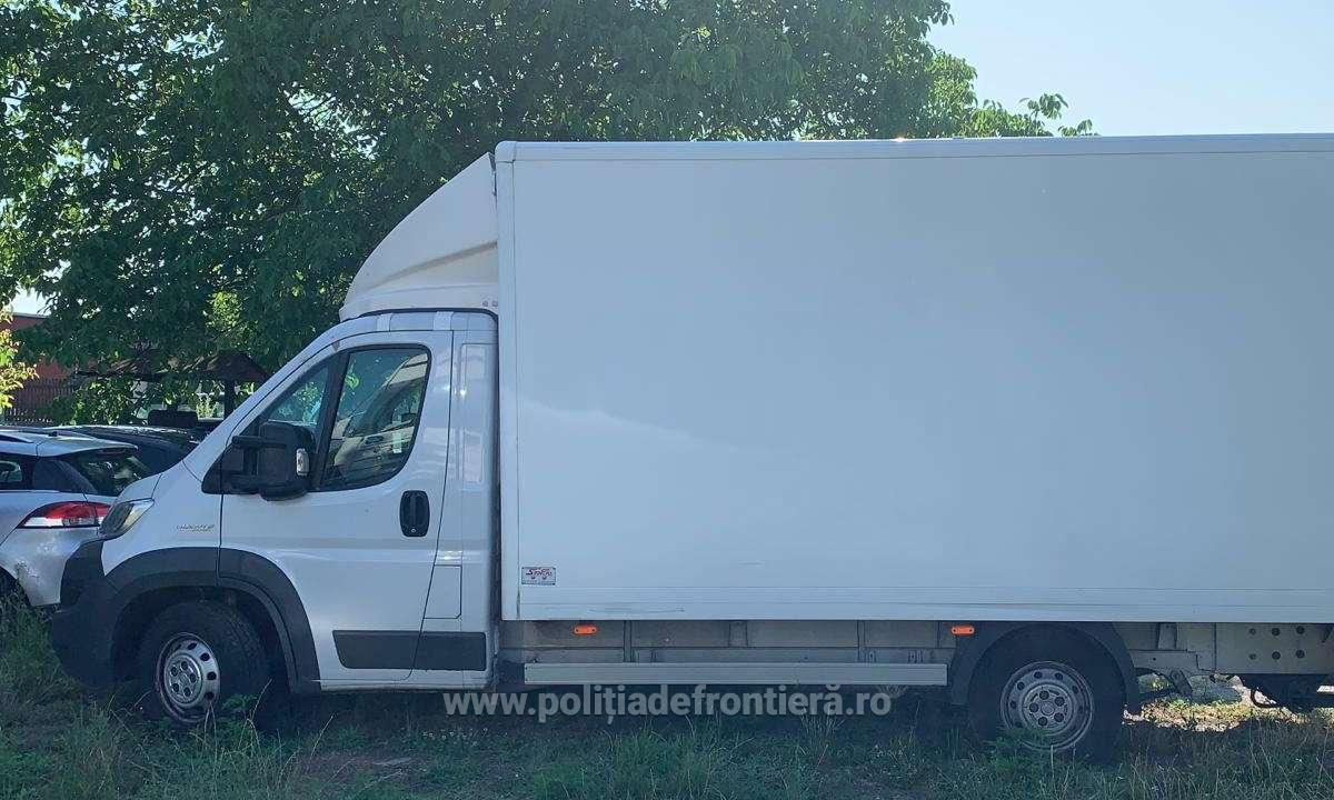 Autoutilitară furată din Spania, oprită la Petea