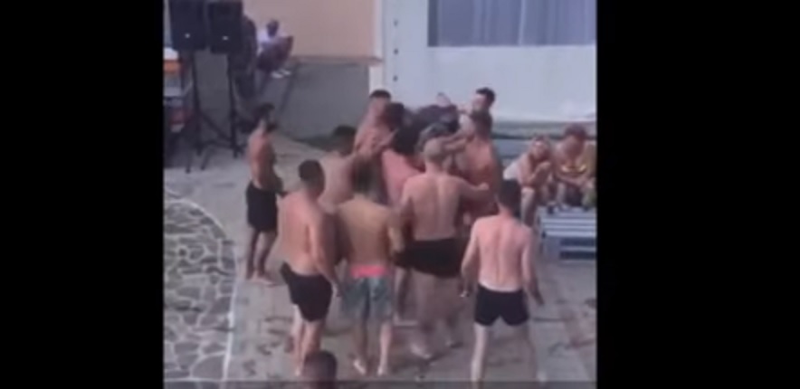 Bătaie cu pumni si picioare la ștrandul din Carei