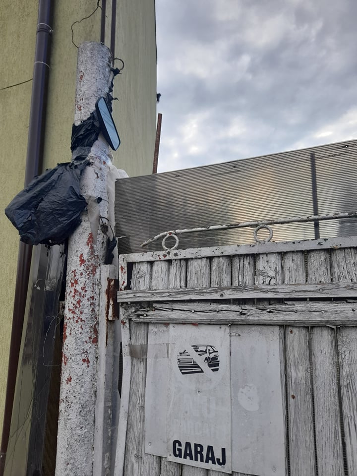 Oglinda retrovizoare  din poartă