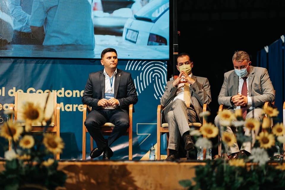 FOTOGALERIE. Liberalii și-au ales președintele. Învingătorul e repurtat o victorie zdrobitoare