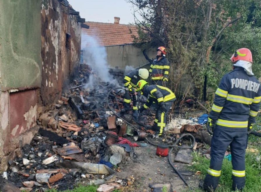 FOTOGALERIE. Incendiu la o casă din județ. De la ce a pornit focul