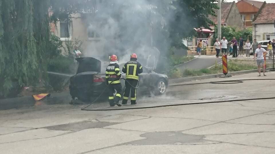 Mașină în flăcări, în Lazuri!