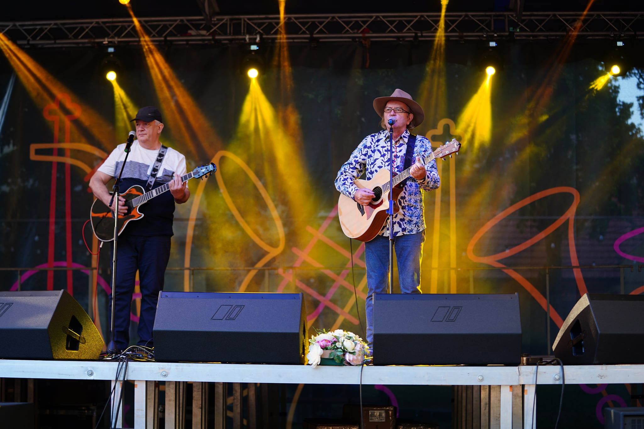 Spectacol de muzică folk „Trubadurii din Turn”, invitat special Ducu Bertzi