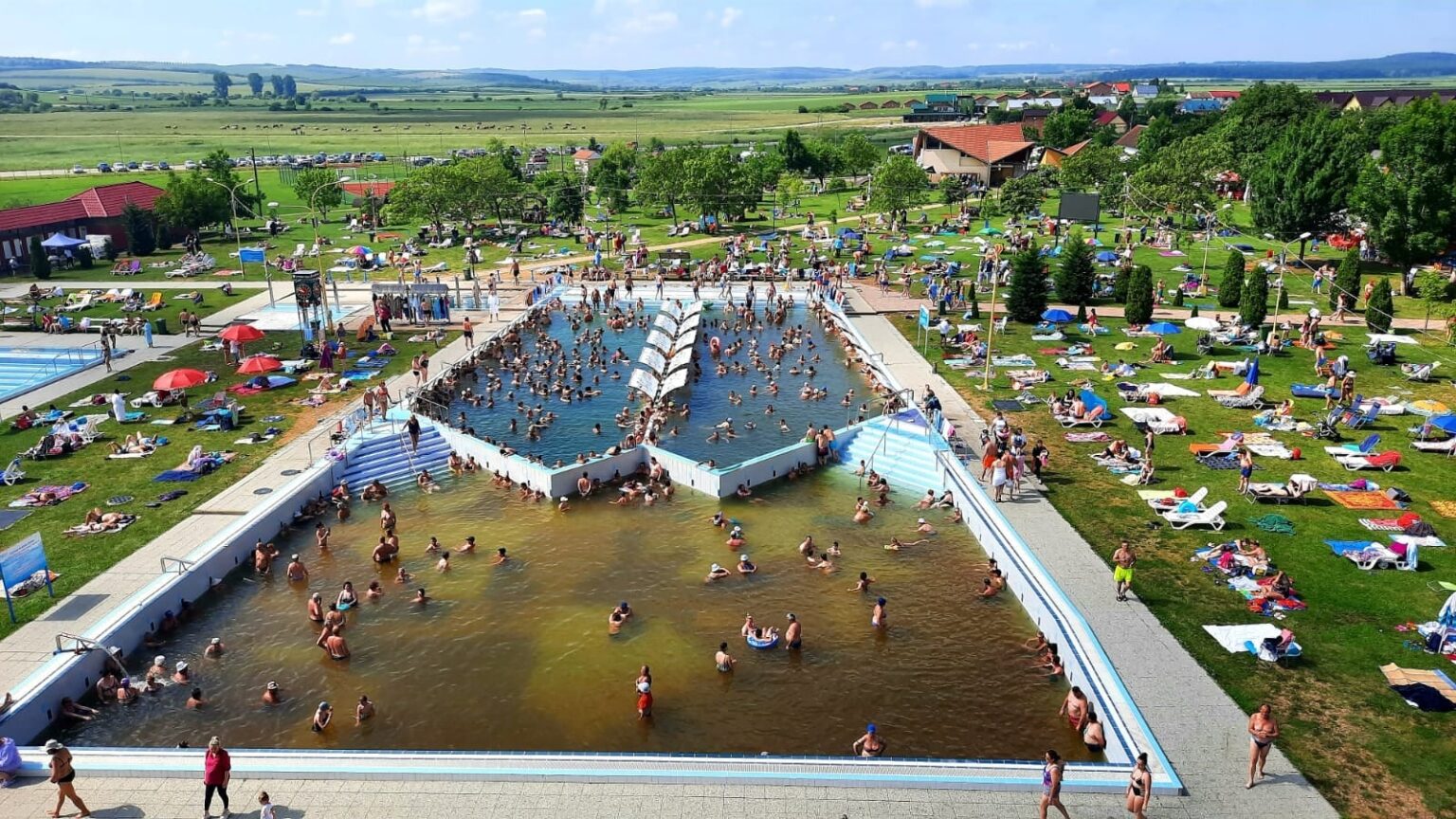 Ștrandul Tășnad atrage tot mai mulți turiști. Noi modernizări!