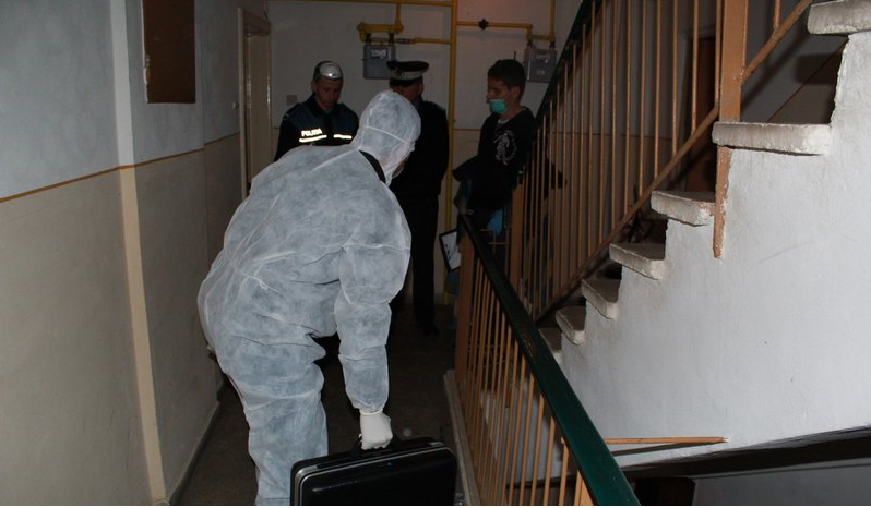 Bărbat spânzurat chiar în fața ușii