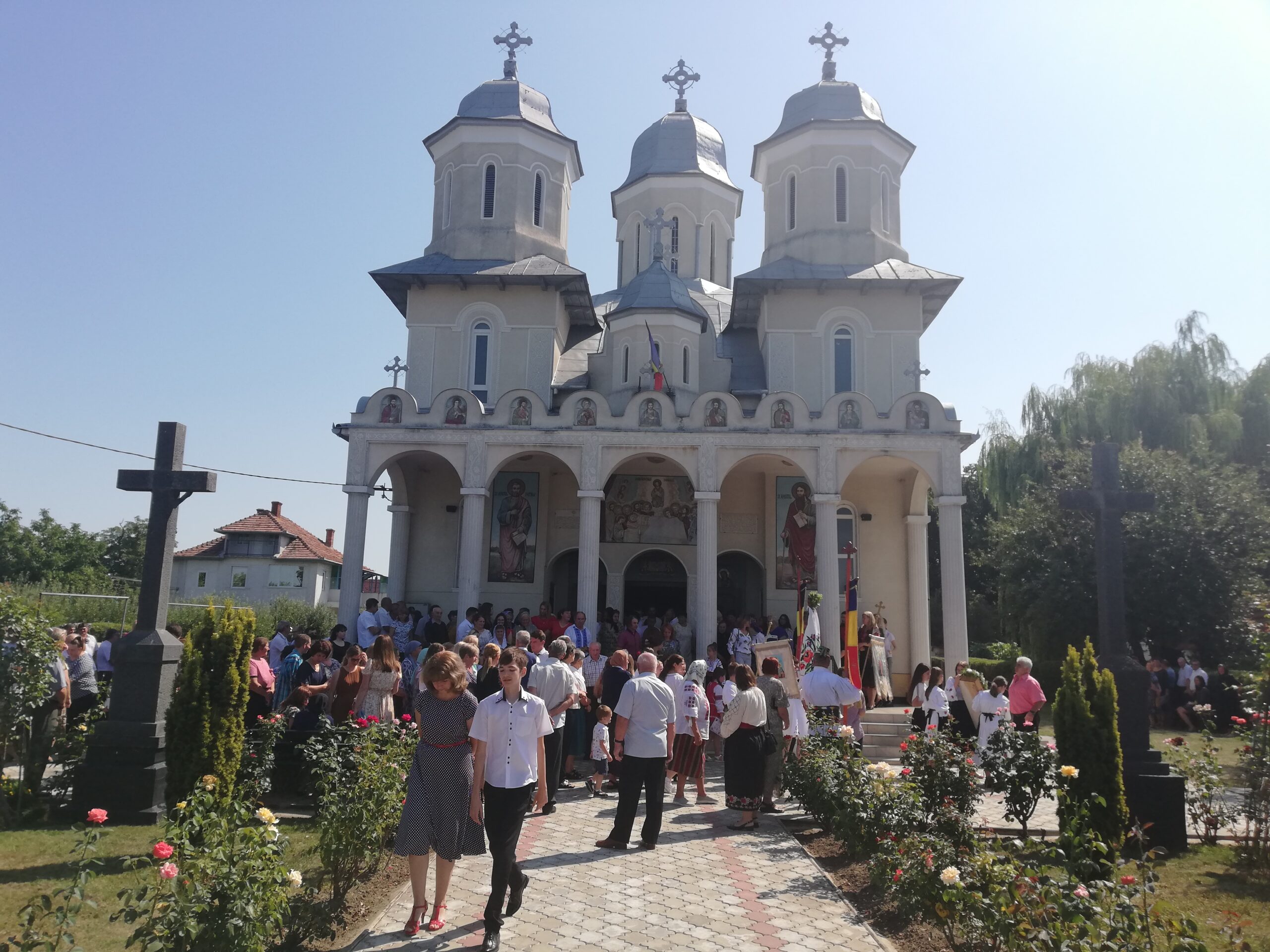 De Hramul Biserii ortodoxe din Lucăceni, “Adormirea Maicii Domnului”,  a fost sfințită și clopotnița cimitirului