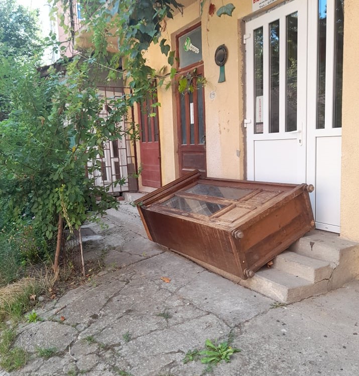 Cade, cade dulapul...