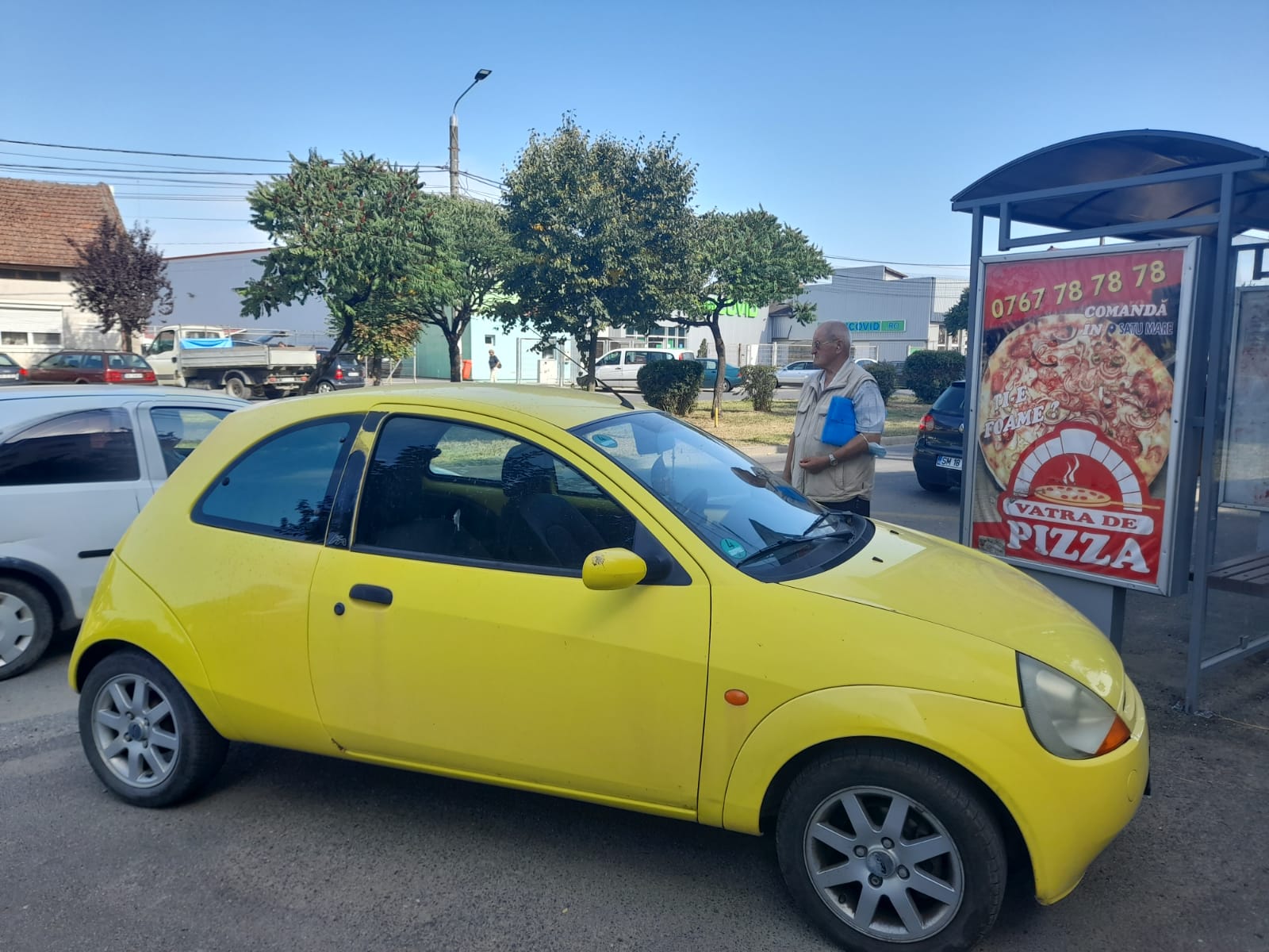 Cu mașina în stația  de autobuz