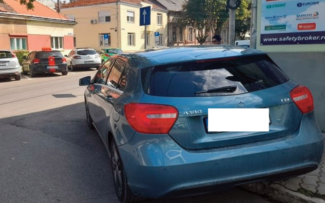 Cu fundul pe trotuar