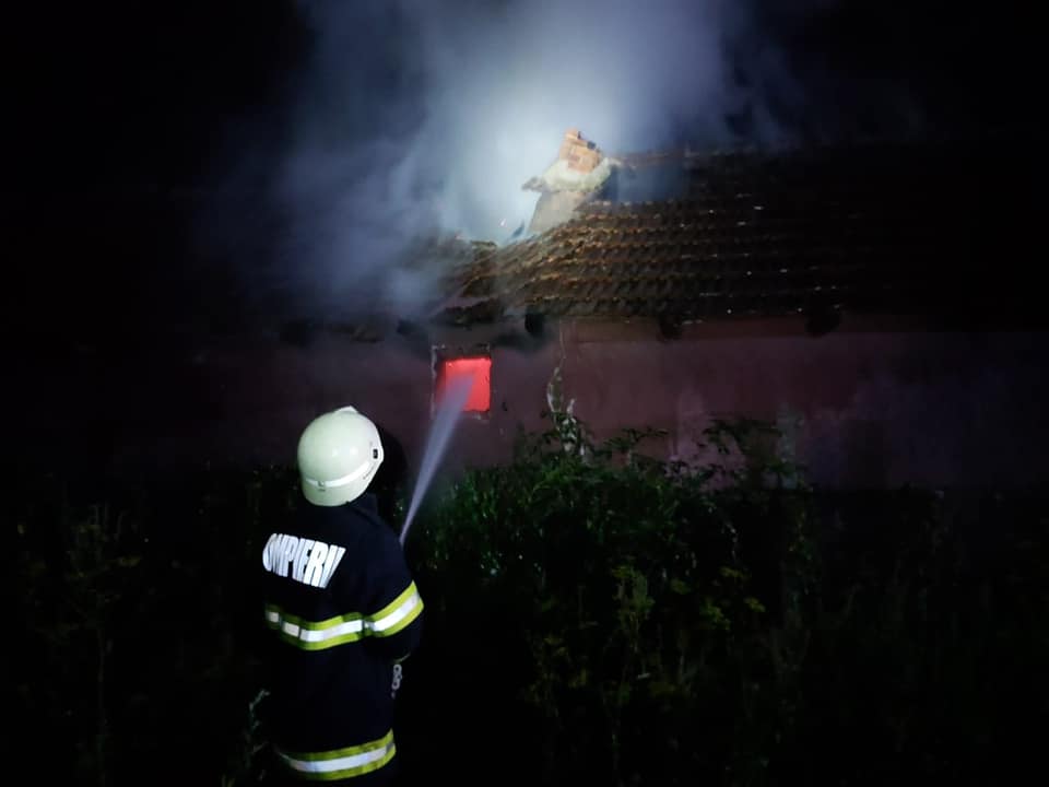 FOTO. Casă în flăcări, în Satu Mare !
