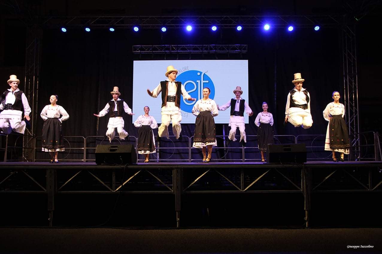 FOTOGALERIE. Ansamblul Folcloric al Județului „DORURI SĂTMĂRENE” a reprezentat cu cinste țara noastră în Italia