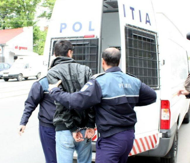 Persoană bănuită de furt reținută de polițiști