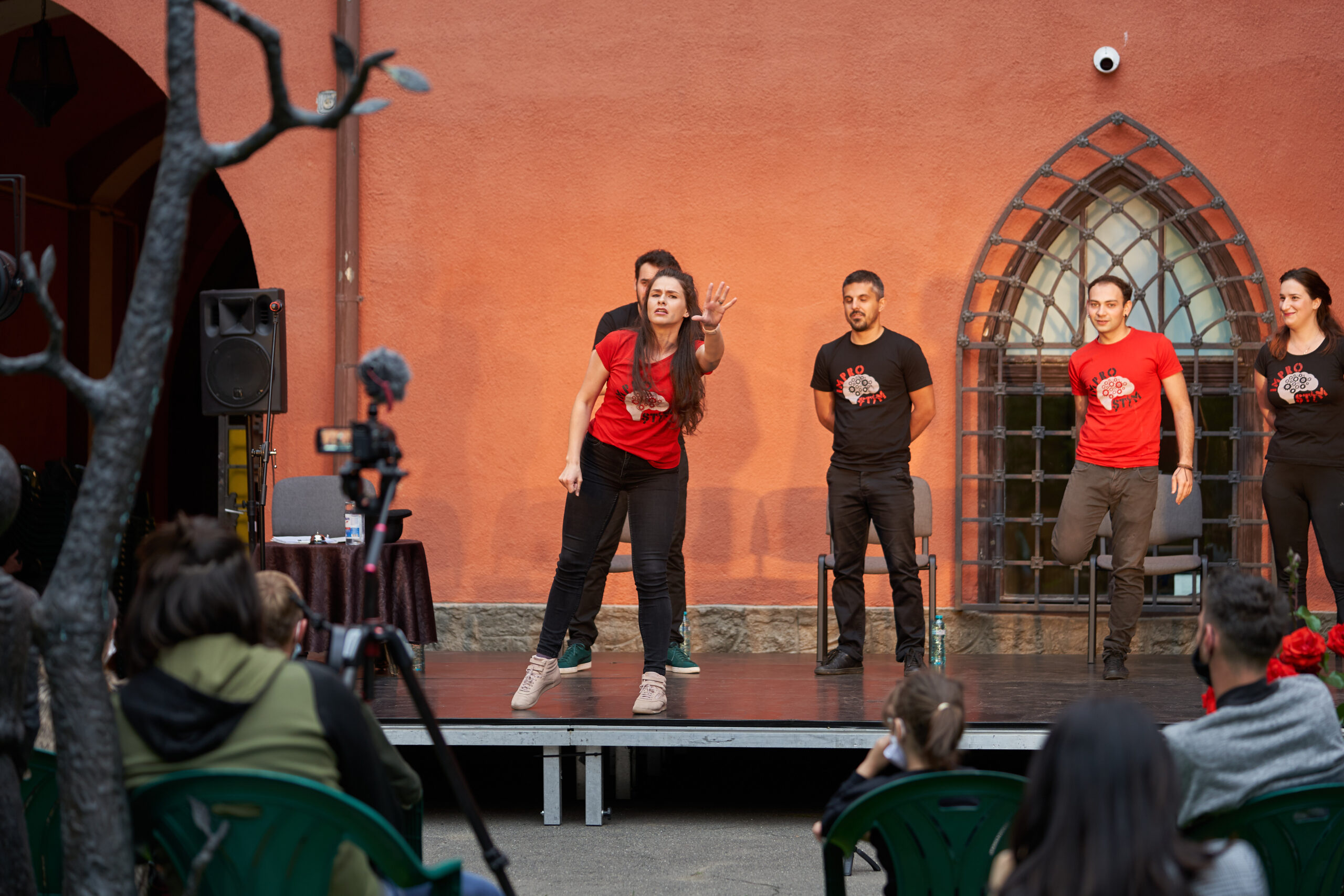 Improvizație și distracție în curtea Muzeului de Artă