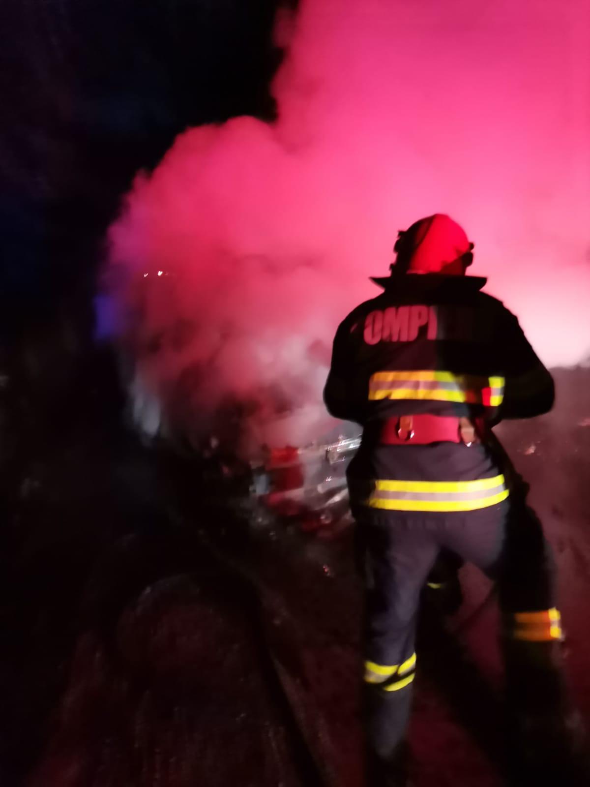 O mașina a ars aproape în întregime, în Mujdeni!