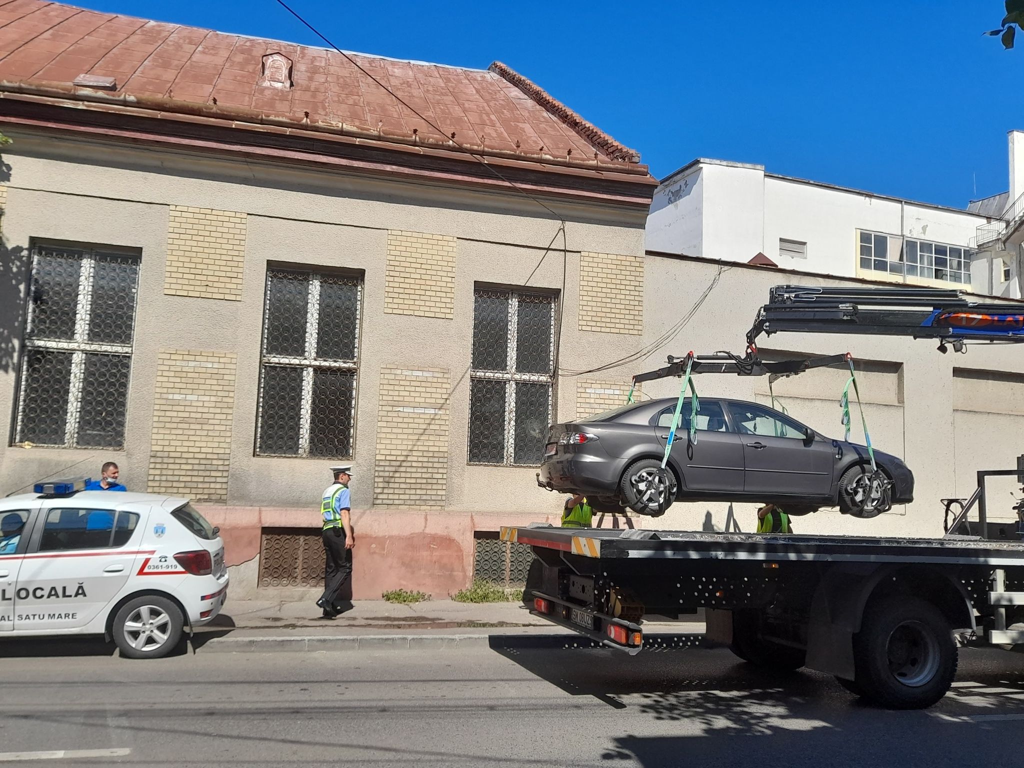 NESIMȚIRE! Centrul orașului Satu Mare, plin de mașini parcate neregulamentar