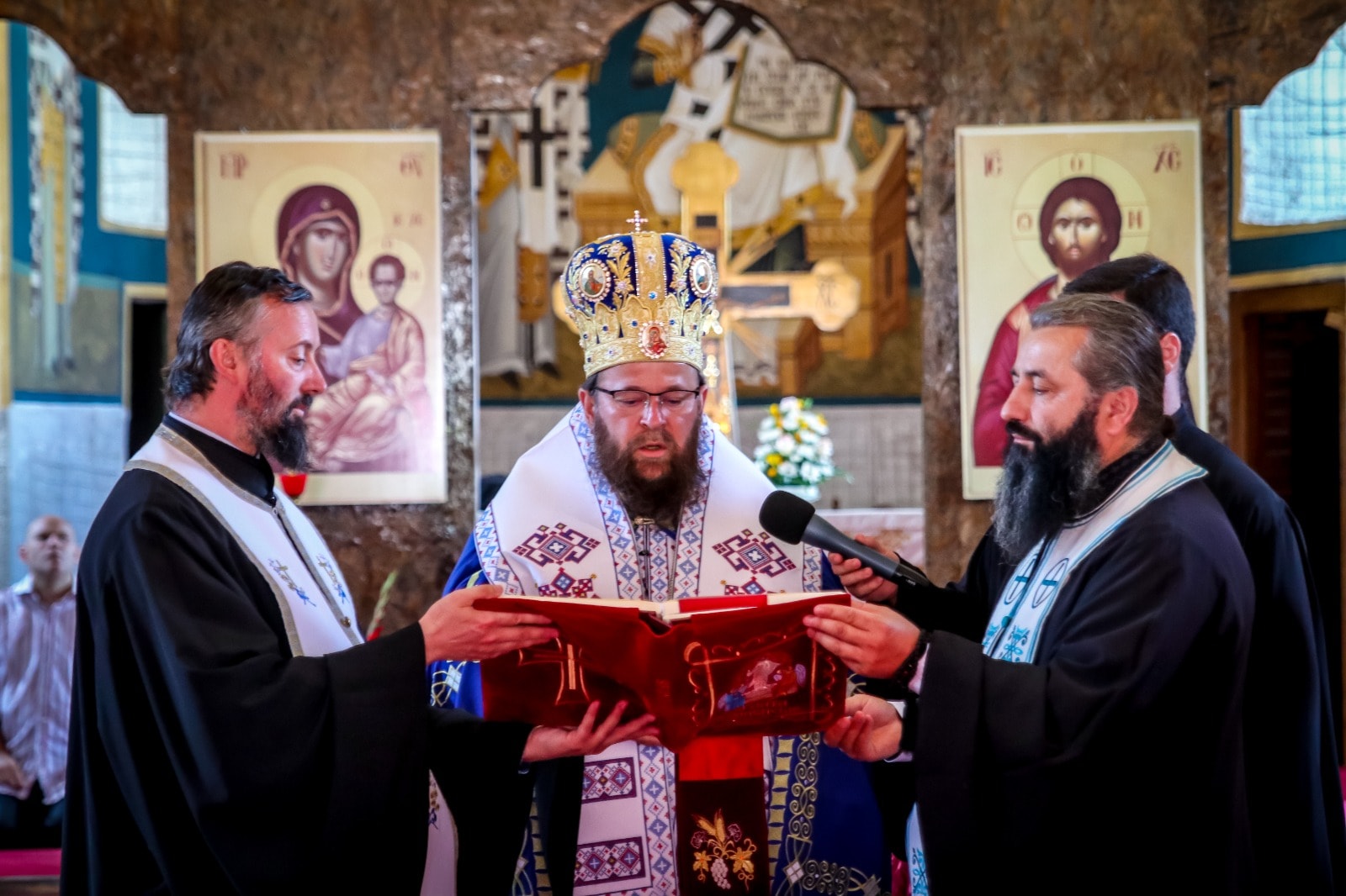 PS Timotei Sătmăreanu a săvârșit Paraclisul Maicii Domnului la Mănăstirea de la Scărișoara
