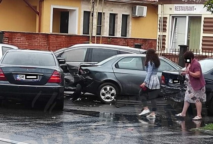FOTOGALERIE. Șoferiță ”PRICEPUTĂ”. A DISTRUS patru mașini dintr-o LOVITURĂ
