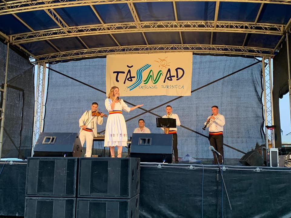 FOTOGALERIE. CONCERT. Mega-recital folcloric Lavinia Goste și Marius Zorilă la din Tășnad