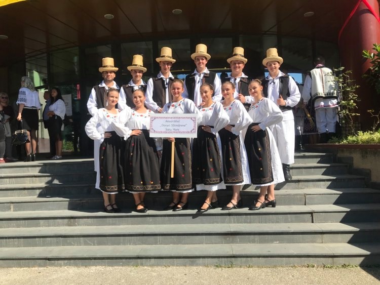 Premiul I pentru înmânat Ansablului „DORURI SĂTMĂRENE” și solistului Darius Câmpean