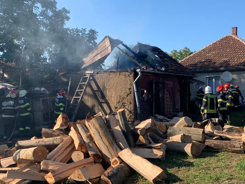 Anexă gospodărească din Ambud, în flăcări