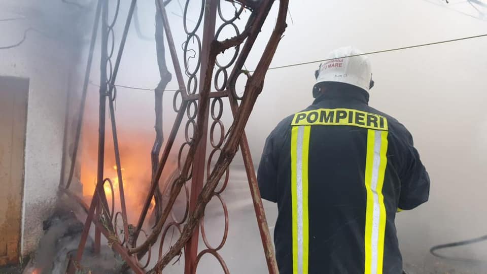 Incendiu izbucnit pe strada Tudor Vladimirescu, 15 adulți și 2 copii evacuați