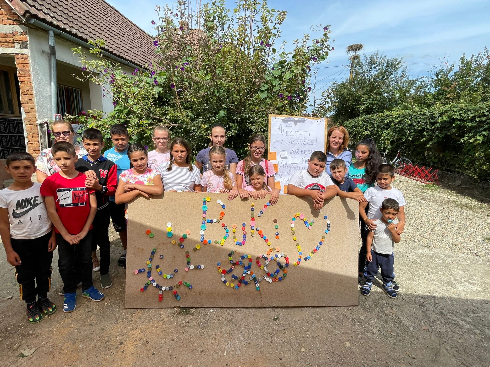 „VORBEȘTE FĂRĂ URĂ!” MESAJUL POLIȚIȘTILOR SĂTMĂRENI PENTRU COPIII ROMI DIN CIDREAG