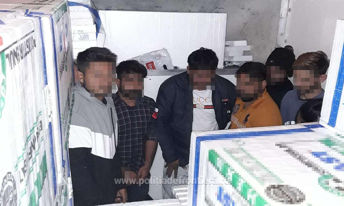 Nouă indieni ascunşi într-o autoutilitară, descoperiţi la ieşirea din ţară prin PTF Petea