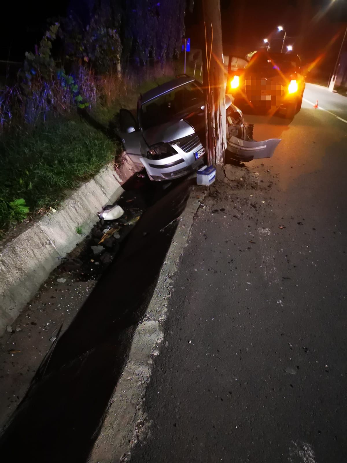 FOTO. Accident rutier în județul Satu Mare. O mașină a intrat într-un stâlp