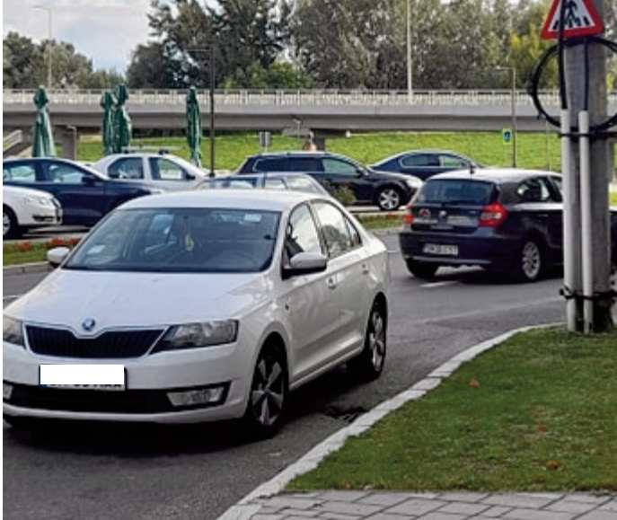 Parcare în mijlocul drumului