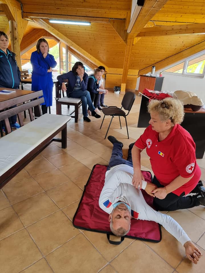 FOTO.Crucea Roşie dă o mână de ajutor angajaţilor din Tăşnad