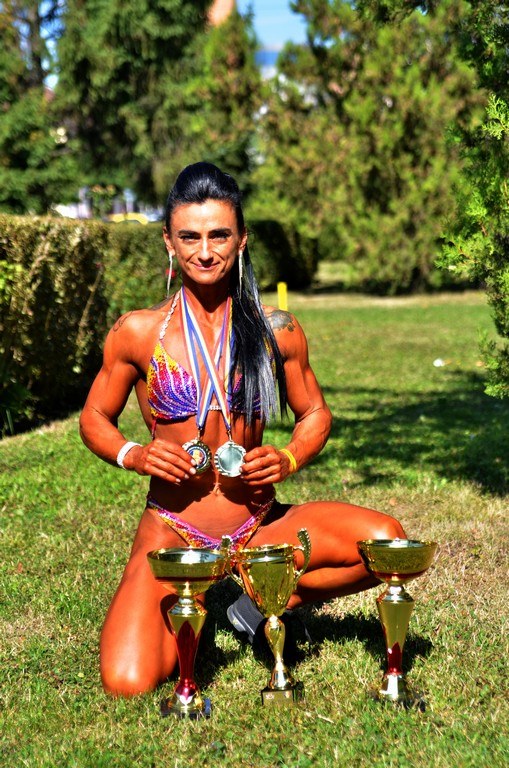 Angajată a Poliției de frontieră...sătmăreanca Pamela Kiss, campioană națională absolută la culturism! ( Galerie foto)!