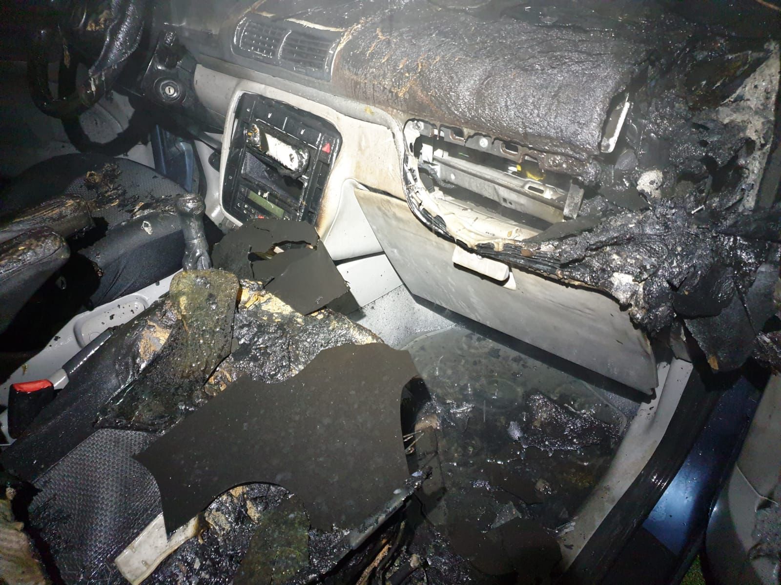 FOTO. O maşină a ars din cauza unui scurtcircuit electric