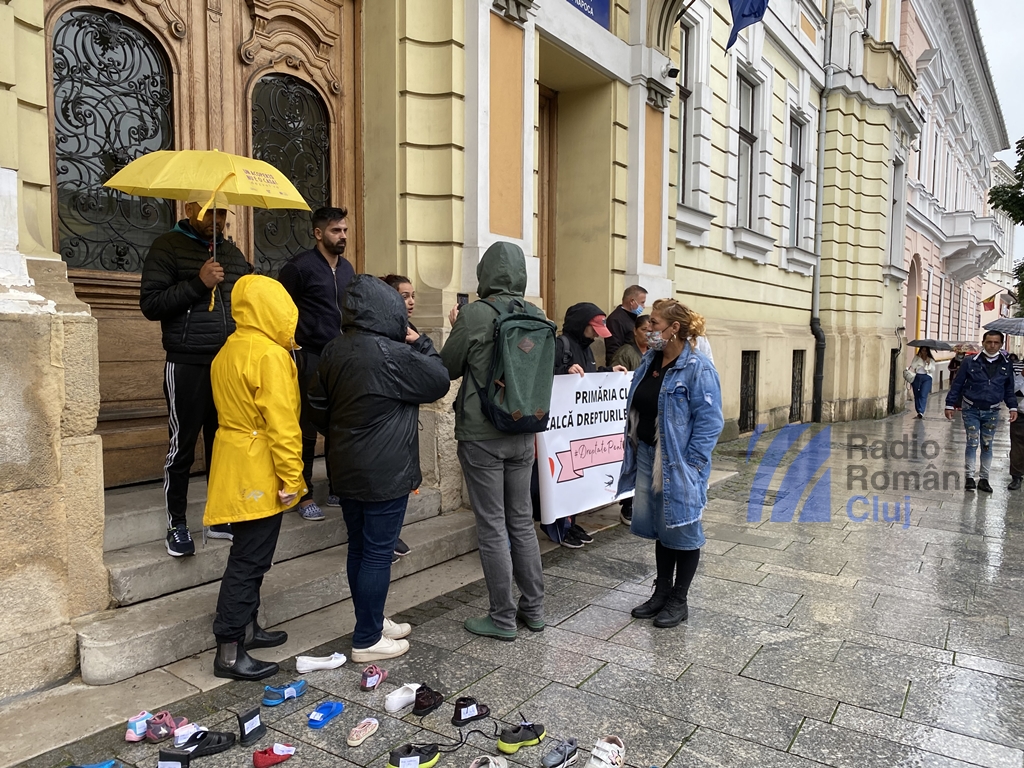 Protest în fața primăriei din Cluj-Napoca. Un minor de doar 3 ani a fost chemat în instanță!
