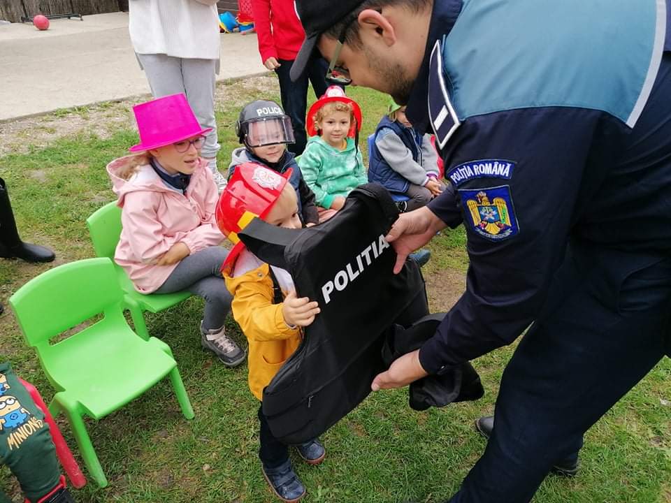 Tabără pentru preșcolarii iubitori ai meseriei de polițist, la Rușeni
