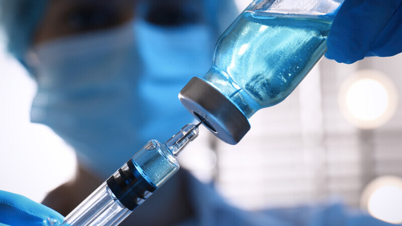 Începe vaccinarea cu doza a treia de vaccin