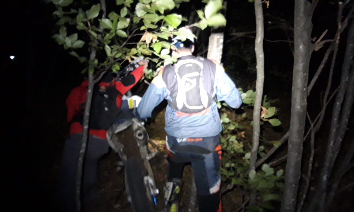 Doi motociclişti rătăciţi  într-o pădure, găsiţi de poliţiştii de frontieră şi salvamontişti