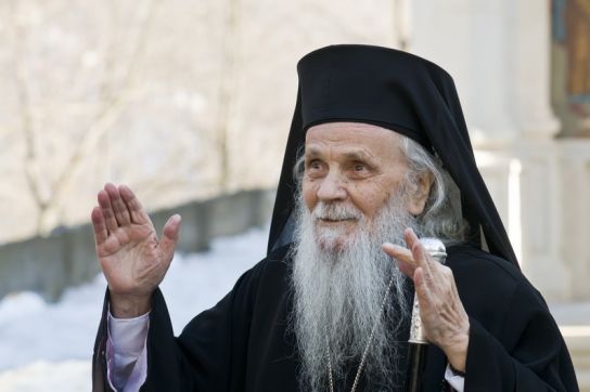 Incredibilele miracole trăite de părintele Iustinian Chira, arhiepiscopul Maramureşului şi Sătmarului. Cum a înviat din morţi un tânăr de 22 de ani!