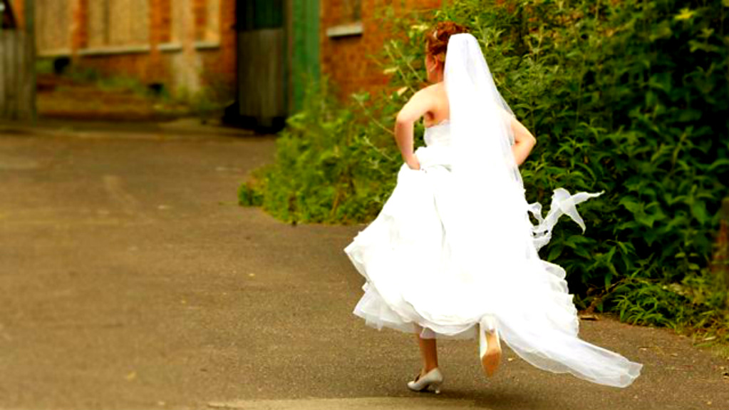 Situație tragico-comică. Mirele a făcut COVID și nu a mai participat la propria nuntă. Soacra mare a leșinat la coafor