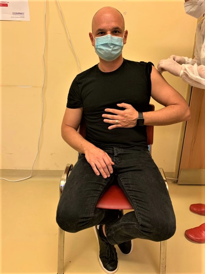 Vaccin. Prefectul județului Satu Mare, Altfatter Tamás, a primit astăzi cea de-a treia doză de Pfizer-BioNTech