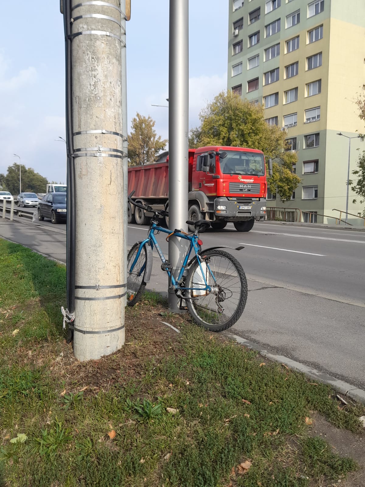 Cu lanțul de stâlp